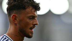 Pemain Arsenal, Ben White meninggalkan lapangan saat pergantian pemain dalam laga lanjutan Liga Inggris 2024/2025 melawan Bournemouth di Emirates Stadium, London, Inggris, Sabtu (03/05/2025) waktu setempat. (AFP/Glyn Kirk)