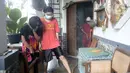 Warga menjauh saat petugas menyemprotkan cairan disinfektan di Perumahan Bukit Nusa Indah, Tangerang Selatan, Banten, Kamis (26/3/2020). Penyemprotan dilakukan untuk mengantisipasi penyebaran virus corona COVID-19 serta menyosialisasikan imbauan agar warga tetap di rumah. (merdeka.com/Dwi Narwoko)