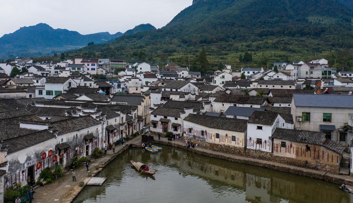 Foto dari udara ini memperlihatkan suasana desa kuno Xinye di Kota Jiande, Provinsi Zhejiang, China timur, pada 15 Oktober 2020. Dihiasi tanaman beraneka warna, desa kuno tersebut menarik minat banyak pengunjung. (Xinhua/Xu Yu)