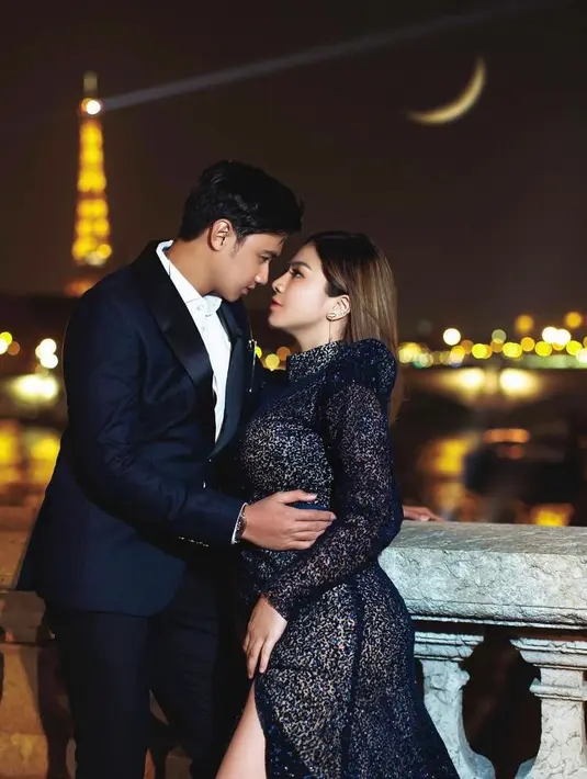 Keduanya tampil serasi berbusana serba biru navy. Memberikan kesan mewah nan elegan.  (Instagram/fdphotography90).