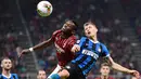 Striker AC Milan, Rafael Leao, berebut bola dengan gelandang Inter Milan, Nicolo Barella, pada laga Serie A di Stadion San Siro, Milan, Sabtu (21/9). Milan kalah 0-2 dari Inter. (AFP/Miguel Medina)