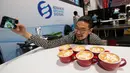 Peserta Nelson Phu berswafoto dengan karya seni lattenya dalam Kompetisi Seni Latte yang merupakan bagian dari Pameran Restoran Kanada 2020 di Toronto, Kanada (3/3/2020). Total delapan peserta dari seluruh wilayah di Kanada ambil bagian dalam ajang nasional ini pada Selasa (3/3). (Xinhua/Zou Zheng)