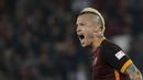 Pemain  AS Roma, Radja Nainggolan  merayakan golnya ke gawang Inter Milan saat timnya bermain imbang 1-1 pada lanjutan Serie A, di Stadion Olimpico, Sabtu atau Minggu (20/3/2016) dini hari WIB. (REUTERS/Max Rossi)