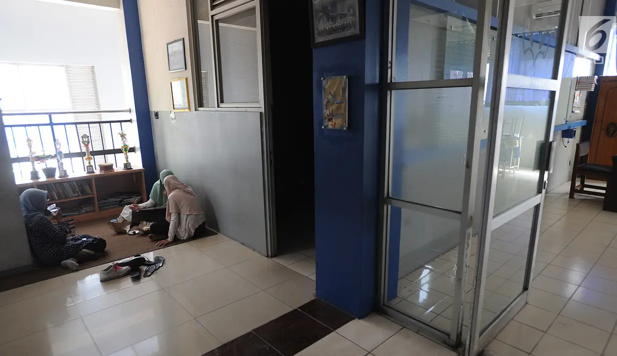 Aktivitas sejumlah guru usai kegiatan mengajar di Mts Annajah, Petukangan, Jakarta Selatan, Senin (5/8/2019). Masih padamnya listrik di sejumlah kawasan Jakarta membuat kegiatan belajar mengajar terganggu hingga memaksa pihak sekolah memulangkan siswa lebih awal. (merdeka.com/Arie Basuki)