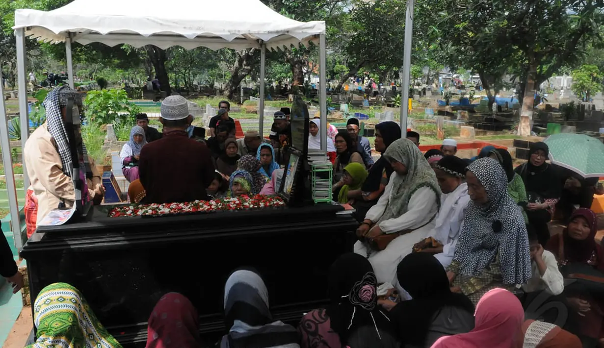 Para peziarah tampak memadati makam pria kelahiran 12 April 1973, di Tempat Pemakaman Umum, Karet Bivak, Jakarta, Senin (23/6/14 (Liputan6.com/Herman Zakharia)
