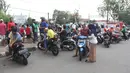 Kerumunan warga bergerombol melihat pencarian buaya di Kali Grogol, Jakarta Barat, Jumat (29/6). Pencarian buaya sempat membuahkan hasil pada hari ketiga, namun kondisi teknis lapangan membuat predator itu kembali lepas. (Liputan6.com/Arya Manggala)