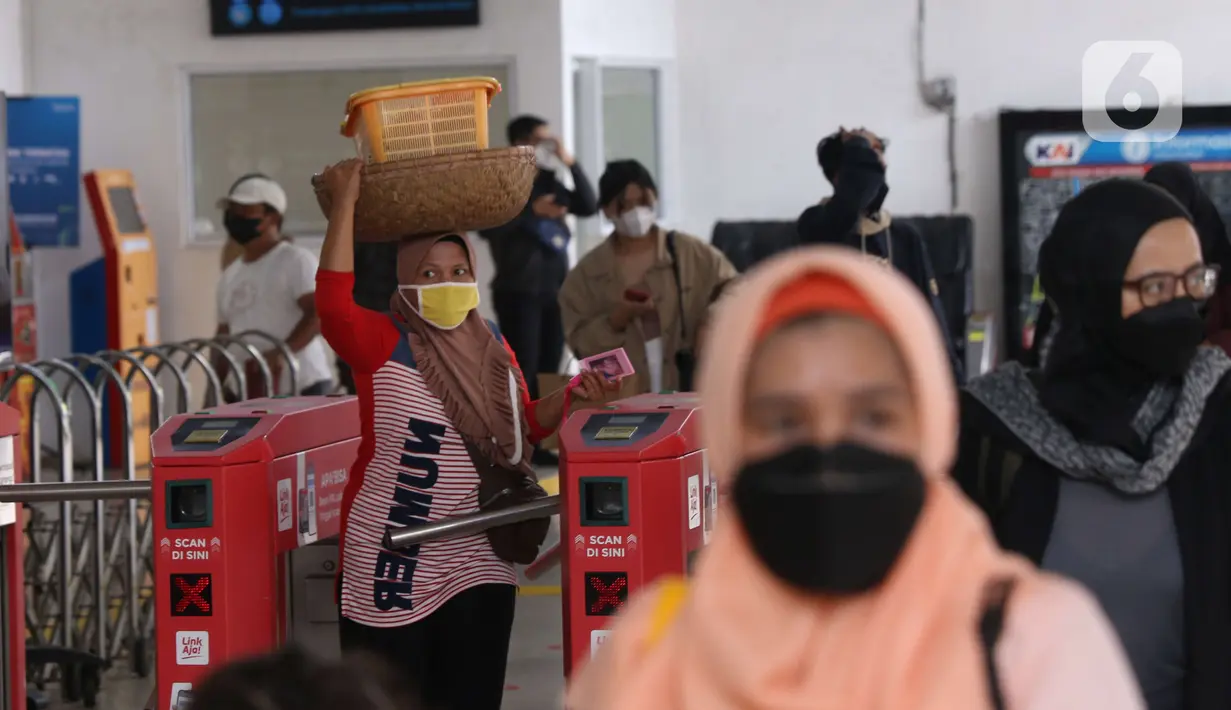 Penumpang melintasi pintu tiket elektronik Kereta Rel Listrik (KRL) di Stasiun Tanah Abang, Jakarta, Selasa (16/11/2021). Pemerintah telah memperpanjang kebijakan Pemberlakuan Pembatasan Kegiatan Masyarakat (PPKM) Jawa-Bali mulai 16-29 November 2021. (Liputan6.com/Angga Yuniar)