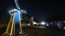 Instalasi bambu berbentuk kincir angin di Desa Tangchang yang berada di Yongchang, Kota Hangzhou, Provinsi Zhejiang, China pada 13 November 2020. Kaya akan sumber daya bambu, Desa Tangchang menggelar pertunjukan cahaya menampilkan berbagai instalasi lampu yang terbuat dari bambu. (Xinhua/Xu Yu)