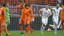 Para pemain Belanda (Oranye) tampak lesu setelah timnya kebobolan selama pertandingan Grup A kualifikasi Euro 2016 melawan Ceko di Amsterdam, Belanda, Rabu (14/10/2015). Belanda kalah dengan skor  2-3. (REUTERS/Toussaint Kluiters)