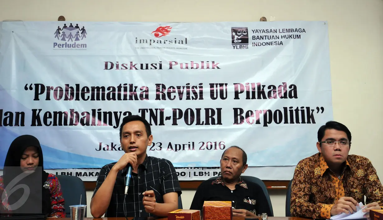 Pengamat politik Imparsial, Al Araf (kedua kiri) memberikan pernyataan saat diskusi di gedung YLBHI Jakarta, Sabtu (23/4/2016). Diskusi membahas Problematika Revisi UU Pilkada dan Kembalinya TNI-Polri Berpolitik. (Liputan6.com/Helmi Fithriansyah)