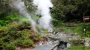 Kawah Kamojang merupakan destinasi wisata alam serta kawasan panas bumi aktif di perbatasan Kabupaten Garut dan Bandung, Jawa Barat. Tampak dalam foto, pengunjung menikmati suasana Kawah Kamojang di Kabupaten Garut, Jawa Barat. (Kapanlagi.com/Budy Santoso)
