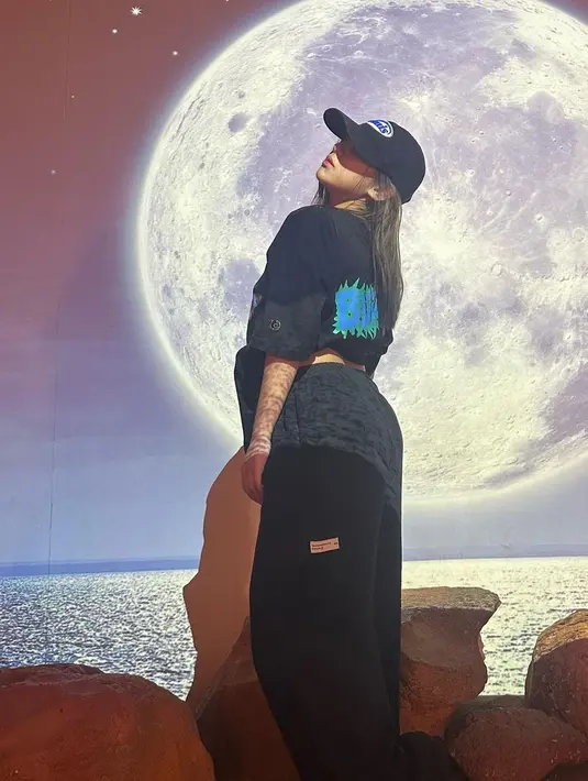 <p>Kali ini, Ziva tampil lebih boyosh dengan t-shirt, cargo pants, dan topi serba hitam. [Foto: IG/zivamagnolya].</p>