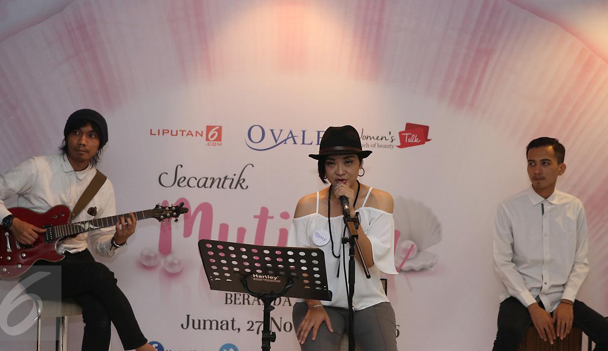 Band tamu menghibur Bloggers dalam acara women's talk launching ovale bedak dingin di beranda kitchen, jakarta, Jumat (27/11). Ovale luncurkan produk terbaru Ovale Bedak Dingin Whitening dengan Ekstrak Mutiara. (Liputan6.com/Herman Zakharia) 