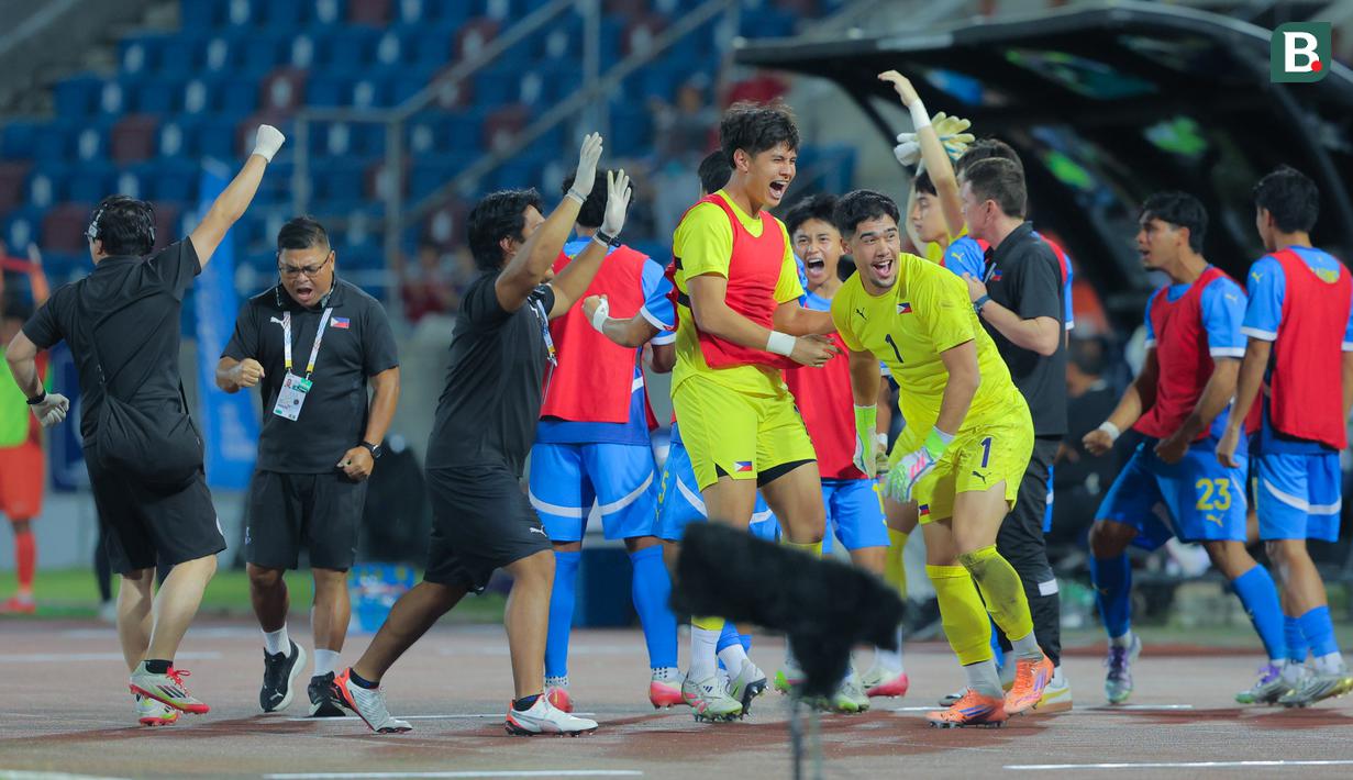 Pemain Timnas Filipina U-22 merayakan gol yang dicetak oleh Banatao Otu Abang ke gawang Timnas Indonesia U-22 pada laga Grup C SEA Games 2025 di 700th Anniversary Stadium, Senin (8/12/2025). (Bola.com/Bagaskara Lazuardi)