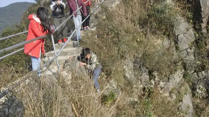 Demi Ambil Topi Pacar yang Jatuh, Pria Ini Rela Turun Tebing