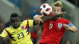 Bek Kolombia, Davinson Sanchez, menjaga ketat striker Inggris, Harry Kane, pada babak 16 besar Piala Dunia di Stadion Spartak, Moskow, Selasa (3/7/2018). Inggris menang 1-1 (4-3) atas Kolombia. (AP/Alastair Grant)