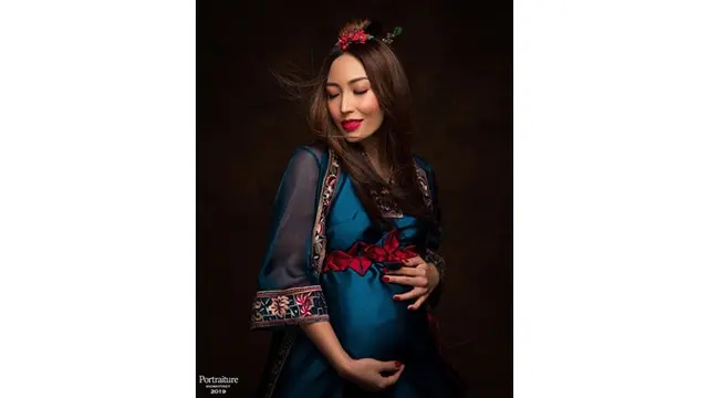 5 Gaya Ayu Dewi Saat Maternity Shoot, Kece Abis