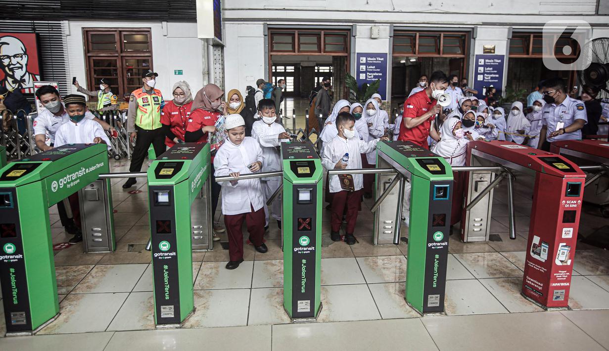 Sejumlah siswa sekolah dasar (SD) antre memasuki Stasiun Jakarta Kota untuk naik kereta saat mengikuti perayaan Hari Anak Nasional yang digelar KAI Commuter, Jakarta, Jumat (22/7/2022). Kegiatan tersebut sekaligus bertujuan untuk mengenalkan moda transportasi kereta kepada siswa sejak dini. (Liputan6.com/Faizal Fanani)