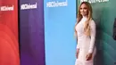 Aktris Jennifer Lopez berpose saat menghadiri NBCUniversal's Summer Press Day 2018 di The Universal Studios Backlot di Universal City, California (2/5). Jennifer Lopez tampil seksi dengan gaun putih ketat. (AFP Photo/Alberto E. Rodriguez)