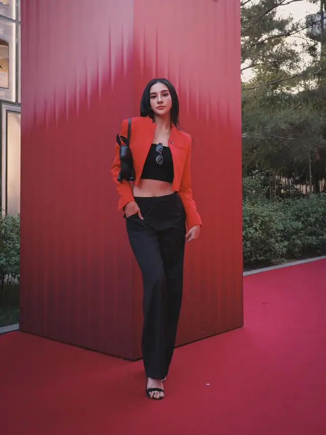 Anya Geraldine Tampil Sleek & Berkelas di Beauty Event Korea, Pose Bareng Sorn Eks CLC