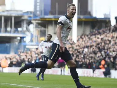 Penyerang Tottenham Hotspur, Harry Kane  tampil gemilang dengan mencetak tiga gol saat timnya melawan West Bromwich Albion pada laga Premier League di White Hart Lane stadium, London, (14/1/2017).   (EPA/Will Oliver)