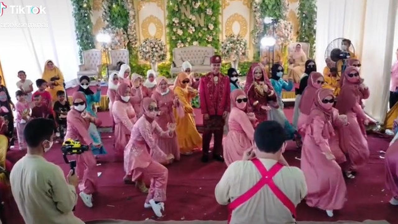Viral Flashmob Joget Tiktok di Acara Pernikahan, Kocak Curi Perhatian
