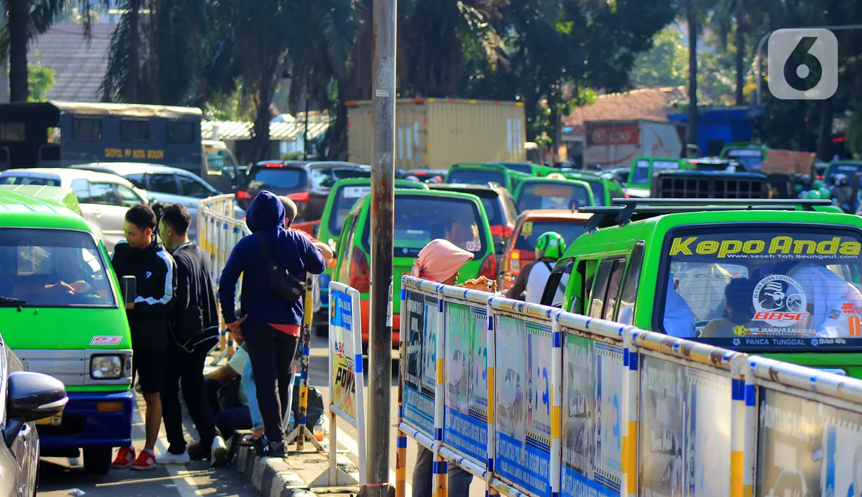 Sejumlah angkutan kota (angkot) berhenti di Jalan Raya Pajajaran tepatnya di depan Botani Square, Bogor, Jawa Barat, Senin (2/3/2020). Pemerintah Kota Bogor akan mengurangi unit angkot dari 1.270 unit menjadi 635 unit angkot di bogor. (merdeka.com/magang/Muhammad Fayyadh)