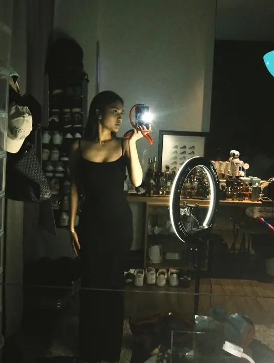 Pesona misterius Azizah Salsha mengenakan sebuah dress hitam bertali spageti. [Foto: Instagram/azizahsalsha_]