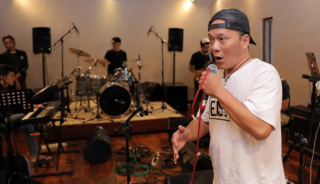"Kecintaan gua ke hip-hop enggak habis- habis sampai sekarang. Gue juga diberkahi sama teman-teman gue. Semoga ini menjadi konser yang menghibur buat penikmat musik," lanjut Iwa K. (Deki Prayoga/Bintang.com)