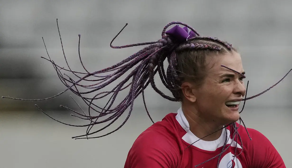 Alena Tiron dari Komite Olimpiade Rusia saat bermain dalam pertandingan rugby tujuh putri melawan Selandia Baru pada Olimpiade Tokyo 2020 di Tokyo, Jepang, 30 Juli 2021. (AP Photo/Shuji Kajiyama)
