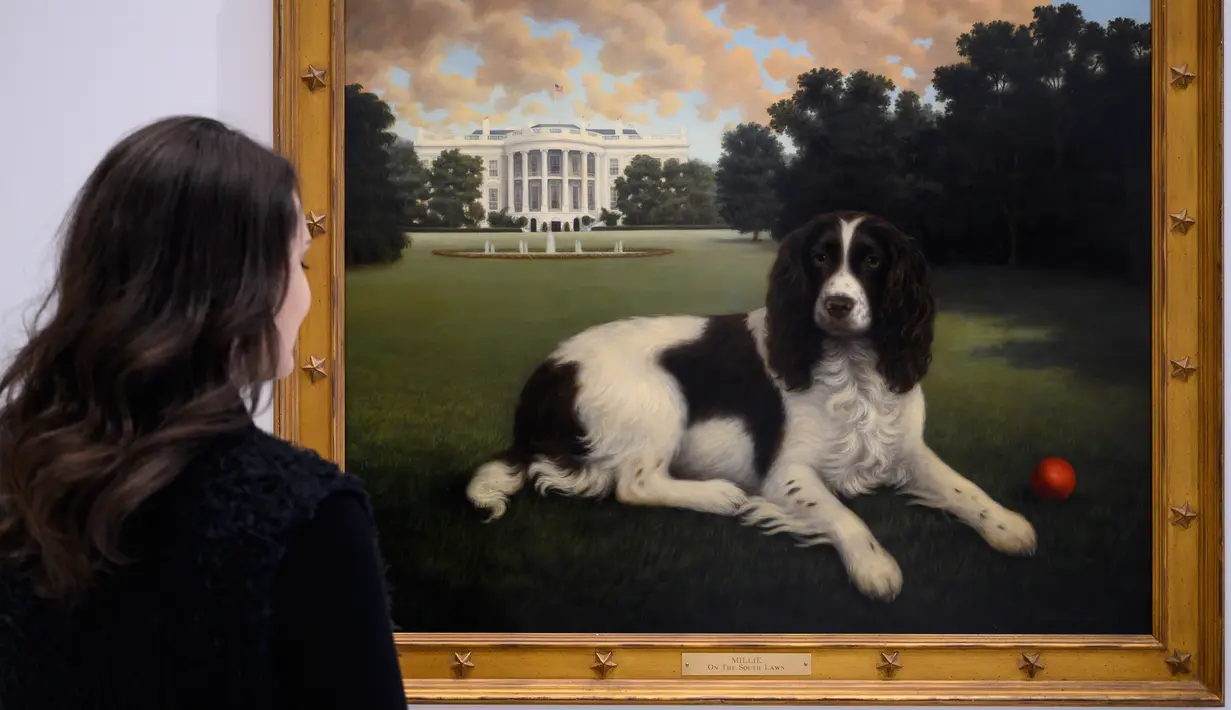 Pekerja melihat lukisan Millie Bush yang pernah menghuni Gedung Putih di museum anjing "Museum of the Dog" di New York City, 1 Februari 2019. Museum yang didirikan pada 1982 ini kembali ke Manhattan setelah absen lebih dari 30 tahun. (Johannes EISELE/AFP)
