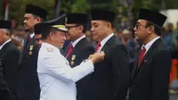 Tanda kehormatan kepada Wali Kota Surabaya Eri Cahyadi disematkan oleh Menteri Dalam Negeri (Mendagri) M. Tito Karnavian dalam Upacara Peringatan Hari Otonomi Daerah (Otoda) ke XXVIII.