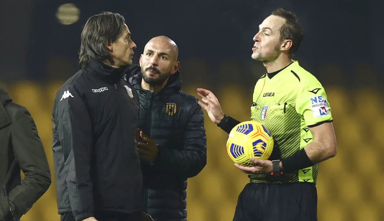 Pelatih Benevento, Filippo Inzaghi, melakukan protes kepada wasit saat melawan Lazio pada laga Liga Italia di Stadion Vigorito, Rabu (16/12/2020). Kedua tim bermain imbang 1-1. (Alessandro Garofalo/LaPresse via AP)