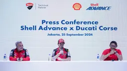 (Kiri ke kanan) Ducati Corse Sporting Director Mauro Grassilli, Ducati Rider Francesco Bagnaia dan Vice President Marketing Lubricants Shell Indonesia Arie Satyanggoro, pada sesi talkshow dalam acara Konferensi Pers Shell Advance dan Ducati Corse di Jakarta (25/09). (Dok Shell Advance)