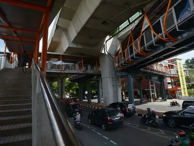 Warga menuruni jembatan penyeberangan orang (skywalk) yang menghubungkan Stasiun Kebayoran dengan Halte Transjakarta di Kebayoran Lama, Jakarta, Jumat (6/1/2023). Skywalk sepanjang 450 meter tersebut menghubungkan Stasiun KRL Kebayoran, halte Transjakarta koridor 13, dan halte pasar Kebayoran Koridor 8. (merdeka.com/Imam Buhori)