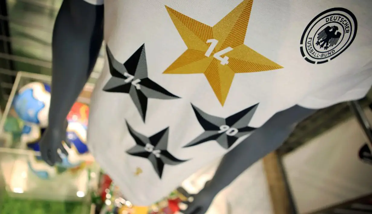 Disetiap tanda bintang yang ada di kaos berlogo federasi sepak bola Jerman, dituliskan tahun pencapaian gelar juara dunia. Timnas Jerman sudah empat kali juara piala dunia, 1954, 1974, 1990, dan 2014. (AFP PHOTO/DPA/Fredrik VON Erichsen)