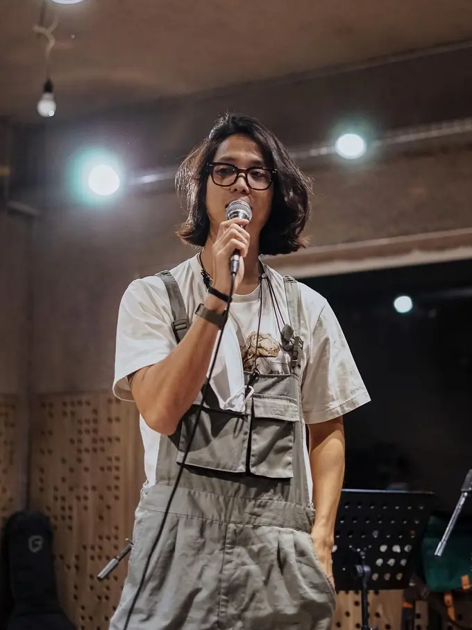 Pesona Seleb Pria dengan Rambut Gondrong