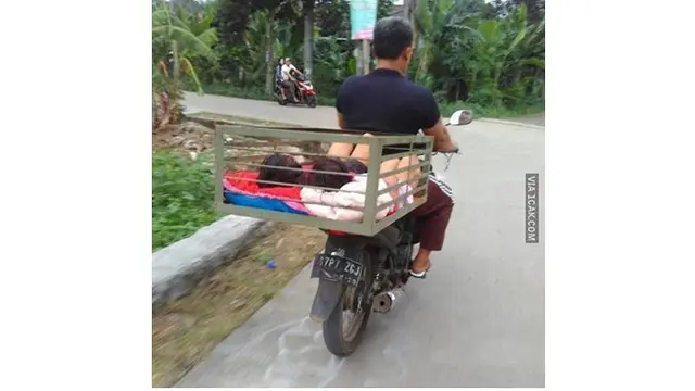 6 Lifehack ala Bapak-Bapak Ini Nyeleneh Banget, Bikin Tepuk Jidat