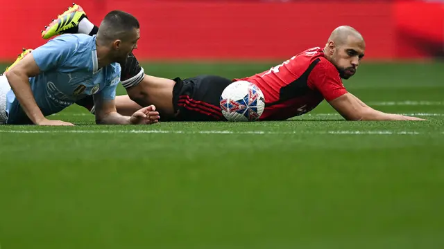 Foto: Tampil Spartan Bersama MU, Sofyan Amrabat Jadi Pemain Maroko Pertama yang Berhasil Menyabet Gelar Juara Piala FA