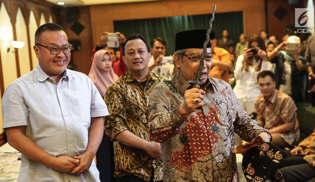 Ketua Umum PBNU KH Said Aqil Siroj menunjukan keris  dalam acara Silaturrahim Kebudayaan di Gedung PBNU, Jakarta (28/7). Tema acara tersebut Meneguhkan Kebudayaan Bangsa, Memperkuat Keutuhan Negara Kesatuan RI. (Liputan6.com/Faizal Fanani)