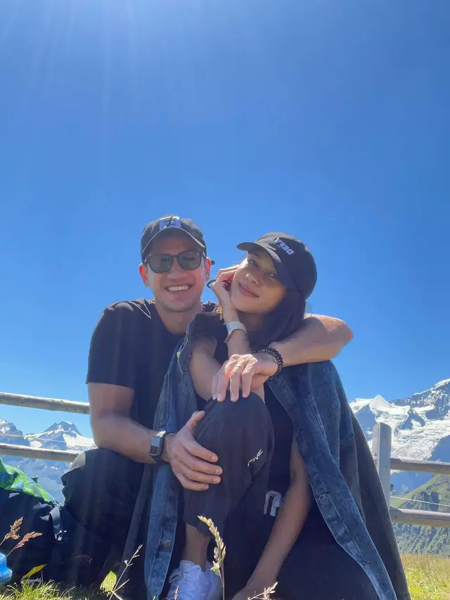8 Momen Liburan Keluarga Andrew White dan Nana Mirdad di Swiss, Penuh Bahagia