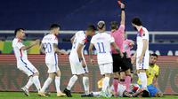 Namun, keberhasilan Brasil lolos ke semifinal diwarnai kartu merah Gabriel Jesus. Dia diusir dari lapangan hanya dua menit setelah gol pembuka Lucas Paqueta. (AP/Silvia Izquierdo)