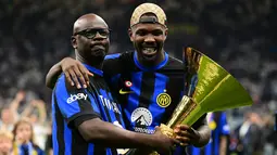 Inter Milan memamerkan trofi juara Liga Italia 2023-2024 di Giuseppe Meazza usai bermain seri 1-1 kontra Lazio. (Marco BERTORELLO / AFP)