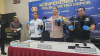 Kapolres Metro Depok, Kombes Arya Perdana memperlihatkan barang bukti judi online dari lima tersangka. (Liputan6.com/Dicky Agung Prihanto)
