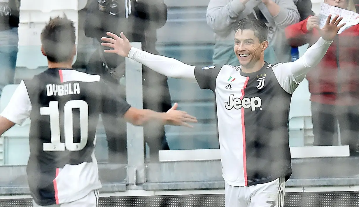 Penyerang Juventus, Cristiano Ronaldo berselebrasi dengan rekannya Paulo Dybala usai mencetak ke gawang Udinese selama pertandingan lanjutan Liga Serie A Italia di Stadion Allianz di Turin (15/12/2019). Juventus menang 3-1 atas Udinese. (Alessandro Di Marco / ANSA via AP)