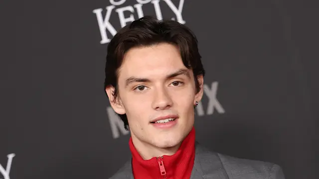 Louis Partridge dalam premier film Jay Kelly di Egyptian Theater, Los Angeles, 11 November 2025. (Michael Tran / AFP)