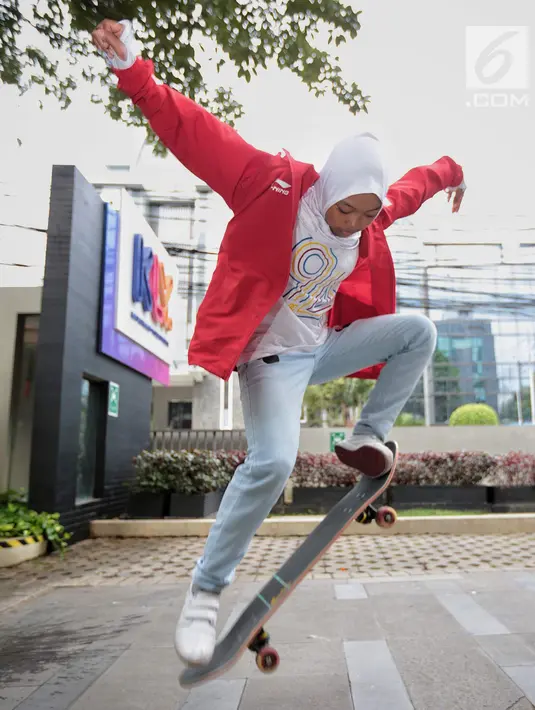 Skateboarder Indonesia Nyimas Bunga menunjukkan keterampilannya bermain skateboard saat berkunjung ke kantor KLY, Jakarta, Jumat (7/9). Gadis 12 tahun ini merupakan peraih medali perunggu di ajang Asian Games 2018. (Liputan6.com/Faizal Fanani)