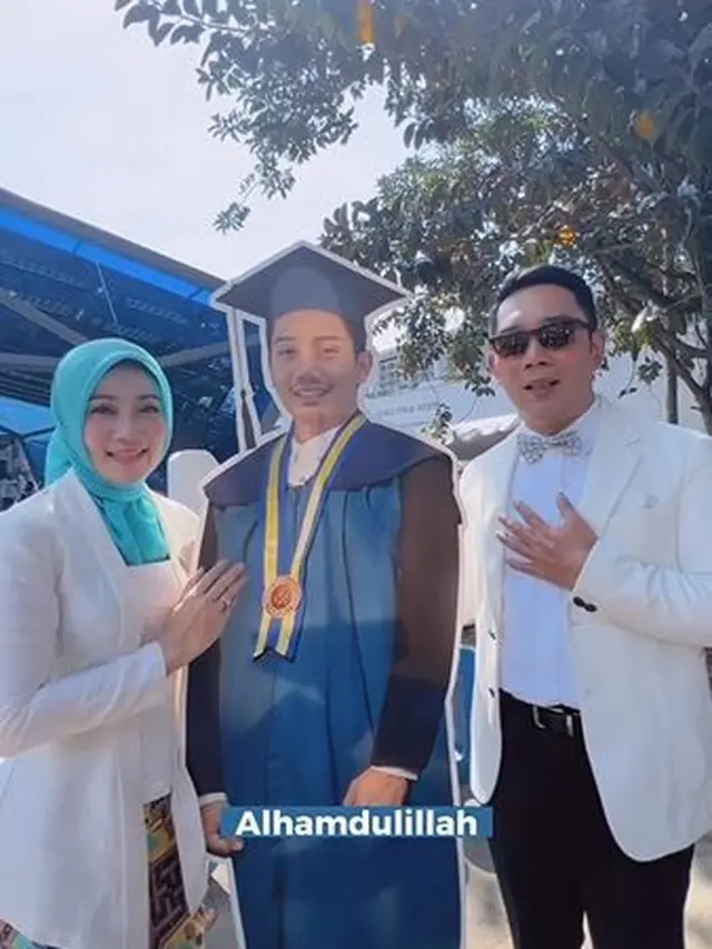 6 Potret Ridwan Kamil Wakili Mendiang Eril Wisuda, Tak Kuasa Tahan Air Mata