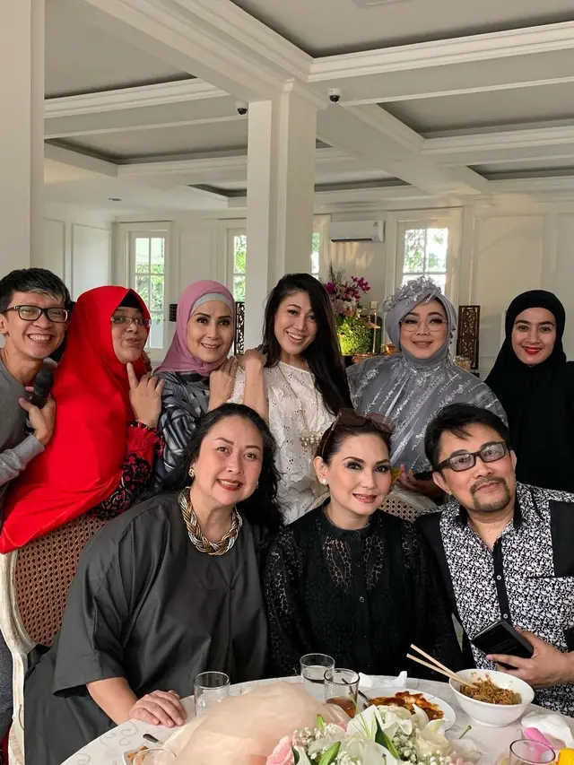 6 Potret Kenangan Nia Daniaty dengan Rina Gunawan, Dianggap Adik Sendiri