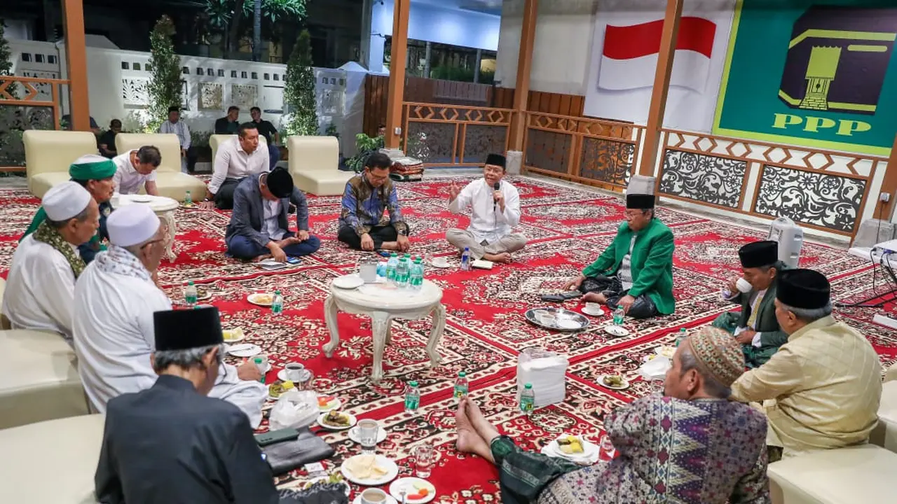 Plt Ketua Umum Partai Persatuan Pembangunan (PPP) Muhamad Mardiono bertemu dengan para guru dan kiai yang tergabung dalam Majelis Syariah DPP PPP, di Jakarta. (Istimewa)